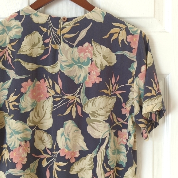 Chaus 90's Vintage 100% Silk Light Floral Short Sleeve Round Neck Blouse Gray 8 - Picture 10 of 11